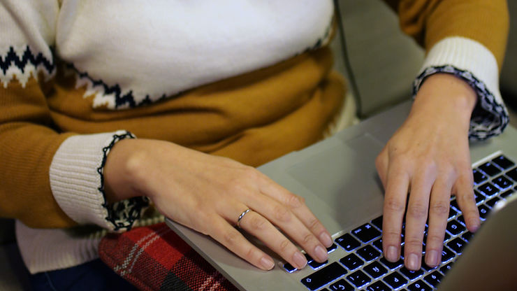 Manos en teclado de ordenador