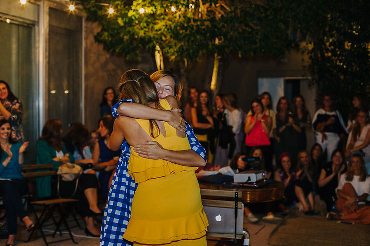 Abrazo con Silvia de Cenas Adivina. Foto de Loren Photography.